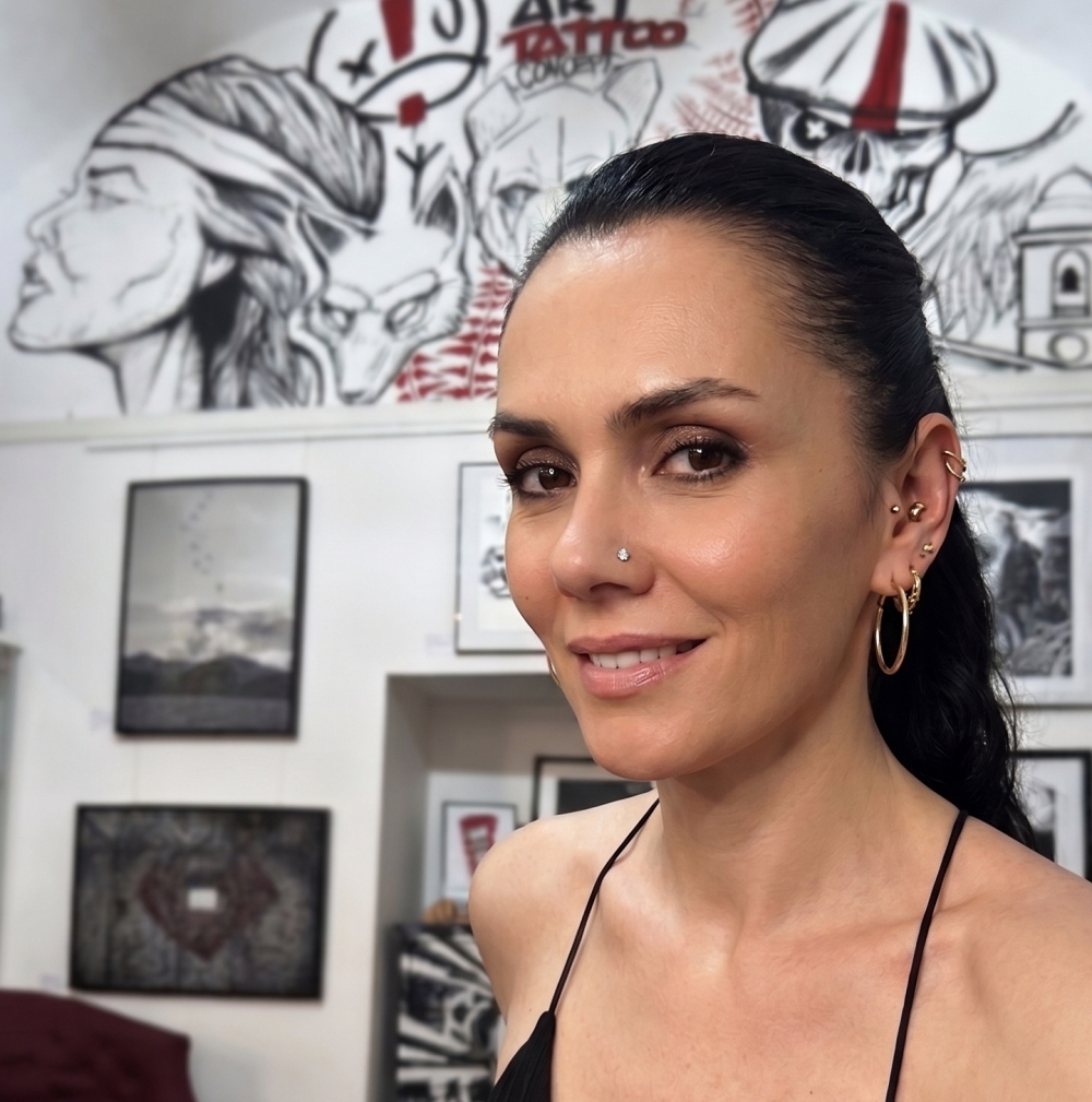 portait d'une femme avec des piercings dans le salon Art Tattoo Concept à Bastia