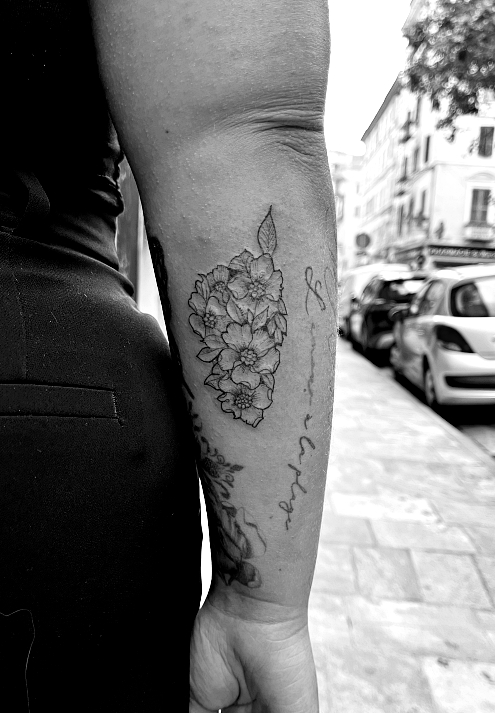 des fleurs tatouées forment les contours de la Corse