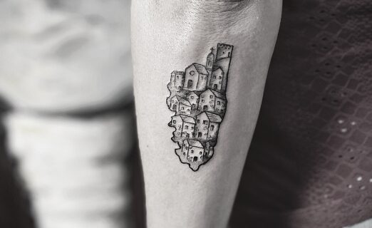 un village insulaire tatoué représentant la Corse