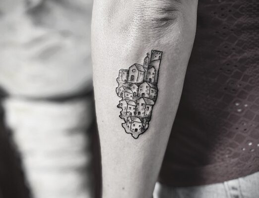 un village insulaire tatoué représentant la Corse