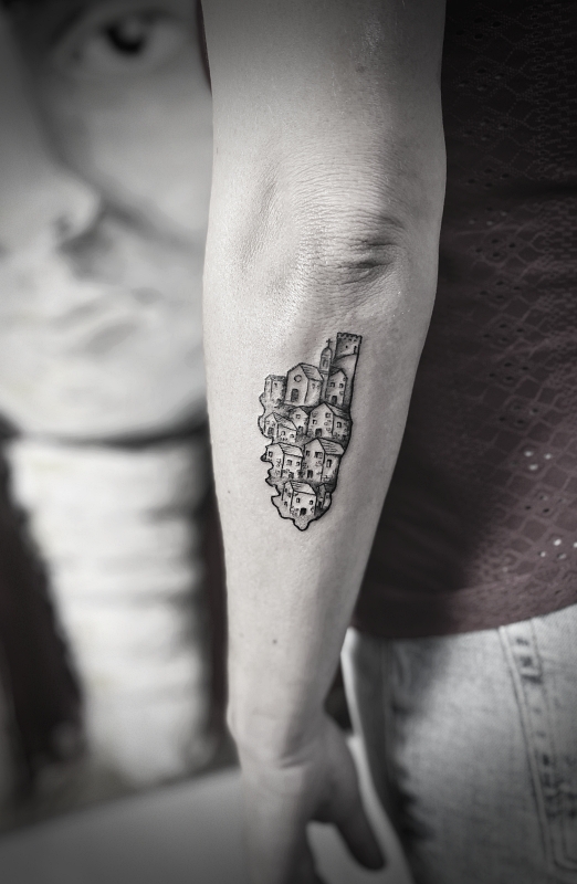 un village insulaire tatoué représentant la Corse